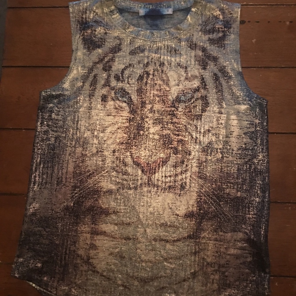 Metallic gold lion tank 🔥🦁